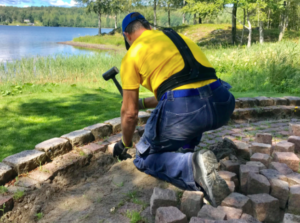 Exoskeleton SpineBand Active tänavakivide paigaldus